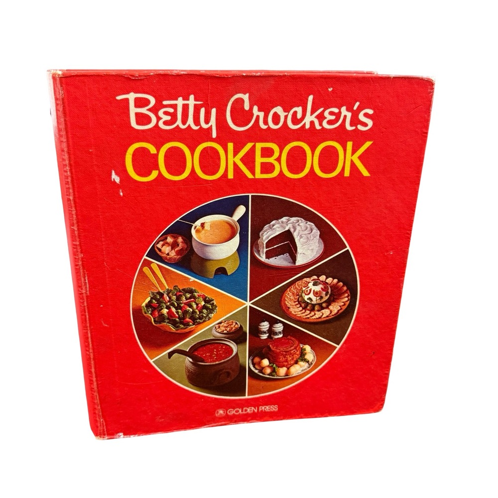 Vintage 1976 Betty Crocker's Cookbook Red Pie Cover Ring Binder 26th Printing